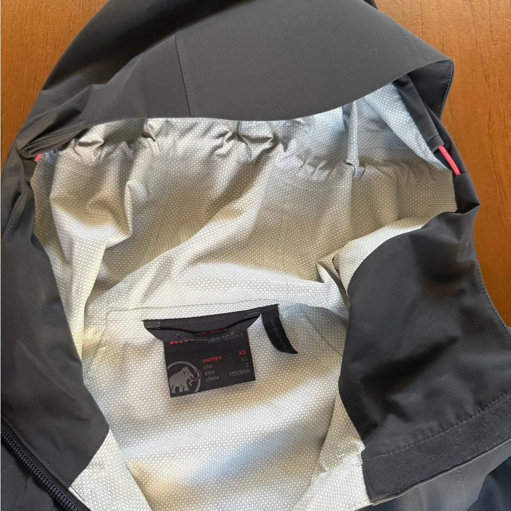 Mammut women’s  Gray Hooded rain Jacket - Picture 4 of 6